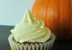 Рецепт: Тыквенные Капкейки со Сливочно-Творожным Кремом 