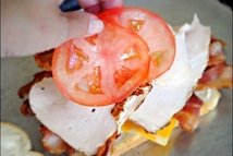 Шаг 3: Потом выкладываем мясо. Сверху пару …