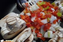 Шаг 1: Сладкий перец, лук нарезать кубиками, …