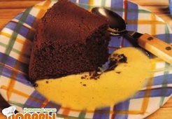 Шоколадный пирог с ванильным соусом