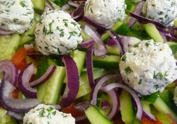 Рецепт: Овощной салат с сырными шариками и оливками