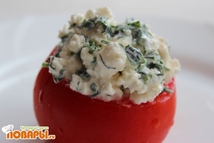 Шаг 2: Зелень крошим, сыр разминаем, смешиваем …