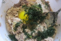 Шаг 2: Зелень мелко нашинковать. В подготовленный …