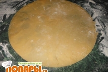 Шаг 6: Брать немного теста и раскатать …