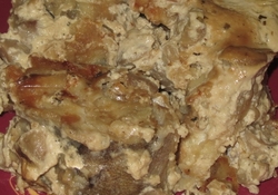 Рецепт: Хек в сметане с шампиньонами