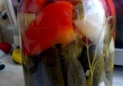 Рецепт: Маринованные огурцы с помидорами "Ассорти"