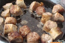 Шаг 2: Колбаску нарезаем кружочками, слегка обжариваем …