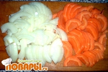 Шаг 3: Морковь нарезать полукружочками, чеснок - …