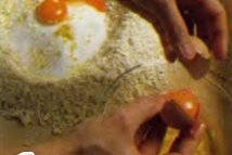 Шаг 3: На рабочий стол насыпьте оставшуюся …