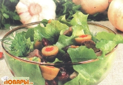 Зеленый салат с мясом и фасолью