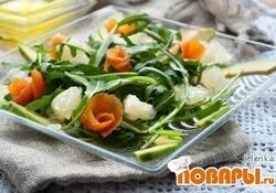 Рецепт: Лёгкий салат с помело, авокадо и лососиной