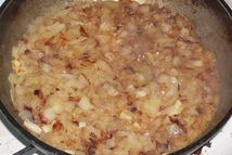 Шаг 2: Лук нарезаем мелким кубиком и …