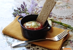 Запеченный помидор с яйцом