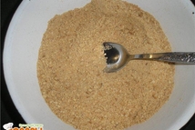 Шаг 1: Печенье измельчить в крошку.