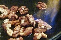 Шаг 3: Когда орешки поджарились, начинаем фламбировать …