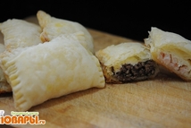 Шаг 6: Готовые конвертики выложить на противень, …