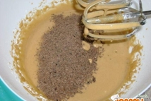 Шаг 3: Добавляем тертый шоколад и перемешиваем.