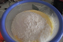 Шаг 5: и добавить 4 стакана муки, …