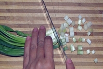 Шаг 1: Порезать мелко зеленый лук.