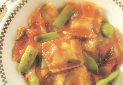 Равиоли в соусе из зелени и томатов