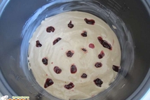 Шаг 5: На тесто выкладываем вишни.