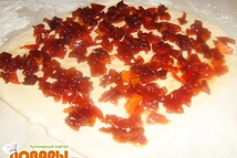 Шаг 5: Затем выкладываем тесто на стол, …