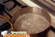 Шаг 2: Поместите в кастрюльку сахар и …