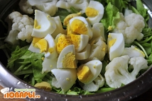 Шаг 3: Яйца отварить, остудить и порезать …