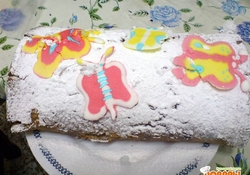 Рецепт: Бисквитный рулет с творогом и черникой