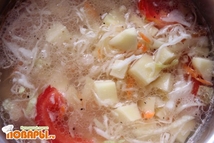 Шаг 3: Поджаренный лук заливаем водой, добавляем …