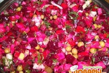 Шаг 2: Свеклу мелко порезать кубиками, добавить …