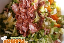 Шаг 5: Складываем нарезанные овощи в салатницу. …