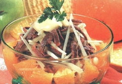 Салат мясной с апельсинами