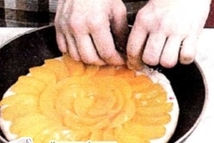 Шаг 2: Персики откинуть на сито или …