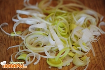 Шаг 4: Лук порей порезать колечками и …