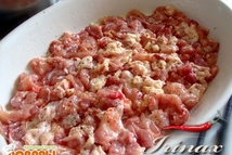 Шаг 2: Выложить небольшие кусочки куриного филе, …