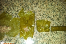 Шаг 5: Сначала к центру складываем края, …