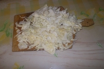 Шаг 4: Капусту тонко шинкую.