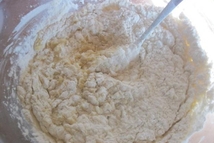 Шаг 3: Влить смесь в опару, подсыпая …