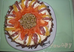 Рецепт: Новогодний колбасный тортик