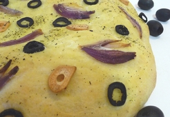 Фокачча с маслинами, луком, чесноком и шафраном