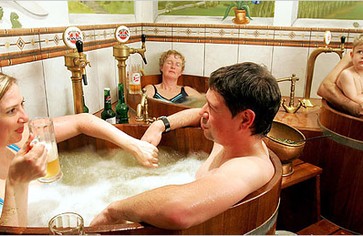 Статья: В Австрии туристы плавают в бассейнах с пивом