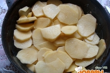 Шаг 1: Смазываем сковороду растительным маслом, нарезаем …