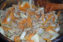 Шаг 1: Мясо чуть обжарить с луком …