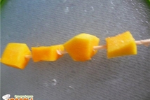 Шаг 3: Нанизываем на шпажку несколько кубиков …