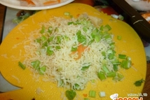 Шаг 4: Также натереть сыр и смешать …