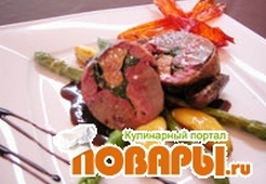 Голубь фаршированный фуа-гра, шпинатом с соусом «Pigeon»