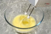 Шаг 1: Для начала взбиваем яйца. Постепенно …