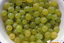 Шаг 4: Добавляем виноград. Все варим на …