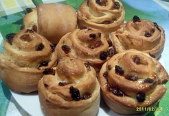 Булочки с изюмом и корицей